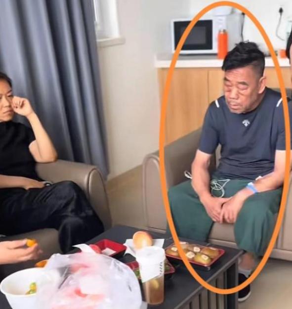 杨伦病床开播，胡子拉碴称要守孝49天，杨议吐槽：别装了！