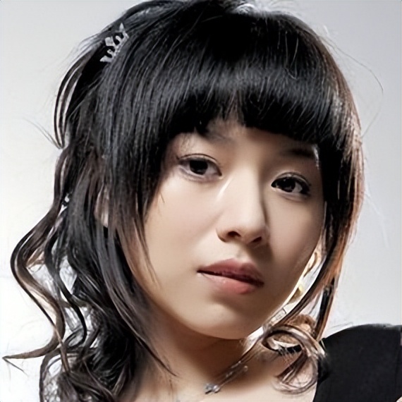 嫁入豪门12年，如今早已儿女双全，和丈夫定居美国，享受阔太生活