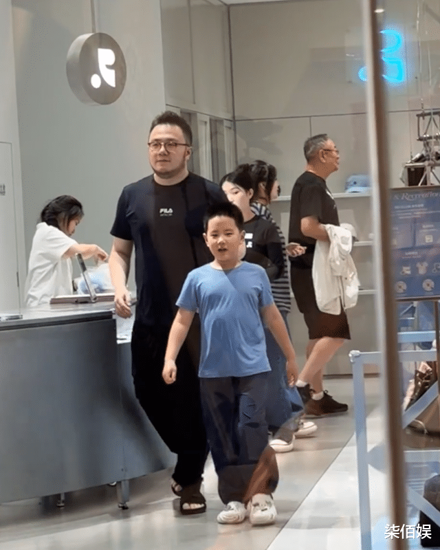 宋丹丹和儿子一家逛街,与小22岁儿媳穿同款好年轻,婆媳像同龄人