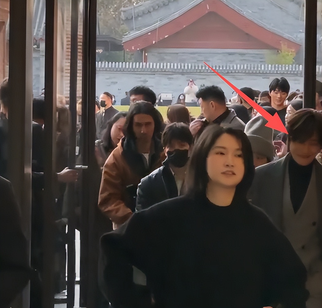 49岁陈坤颜值断崖下跌，眼小脸胖贴假发片，被一旁的吴磊抢尽风头