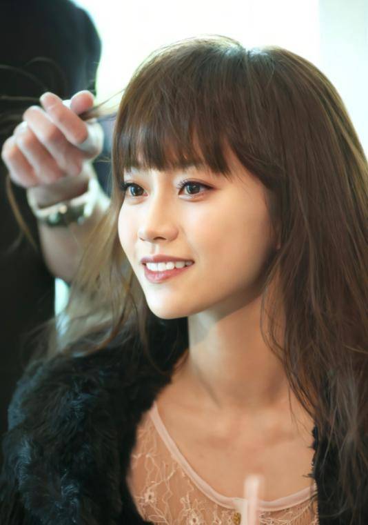 香港前组合成员如今成豪门阔太,地位稳固,代夫出席港交所敲钟