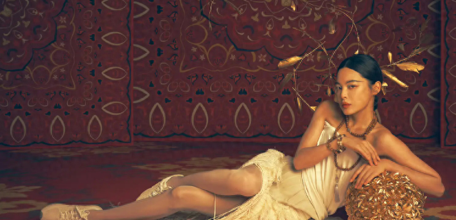 辛芷蕾化身异域神女神，漫步敦煌戈壁，韵味十足！