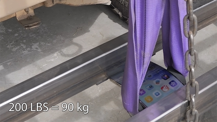 終于有人掰彎iPhone Air，5.6mm的機身能扛約100kg的力