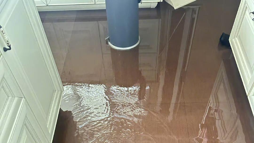 张馨予家水管破裂被水淹了，房间一片狼藉，光脚在水中行走很无奈