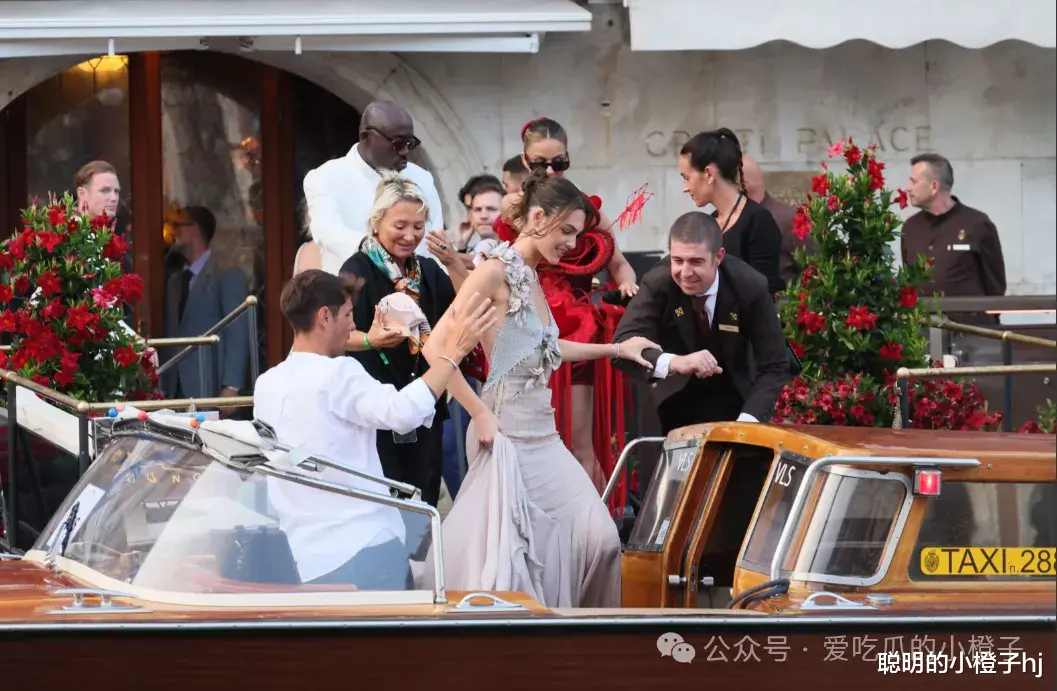 桑切斯再补发多张婚礼靓照，50多岁如此身材让人艳羡，现场名媛们也个个身姿出众