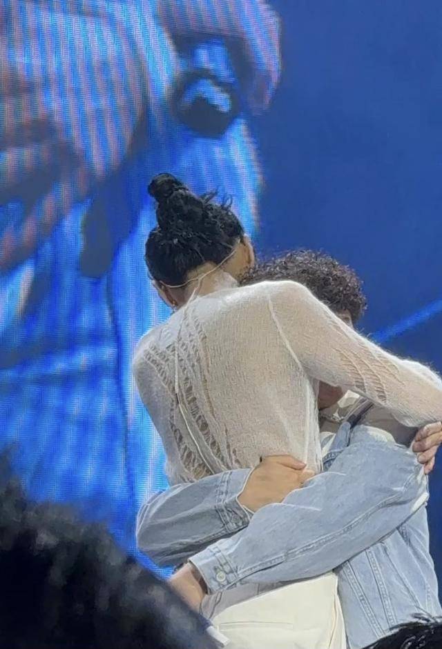 知名港星疑与高挑女子亲密拥抱，举动引发误会