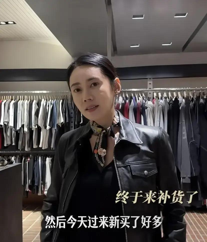 秋瓷炫回韩国扫货，买23件衣服17个包花近百万，有钱后太能买了！