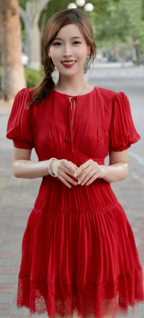 凤凰卫视主持人朱梓橦最新私服街拍，红色蕾丝花边连衣裙长腿迷人