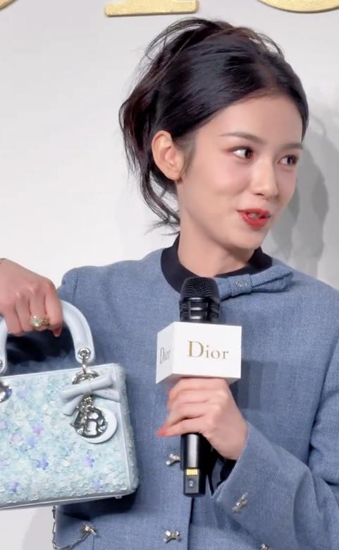 章子怡没想到，迪奥这次妖艳四射的自己，竟败给全裹出镜的郑钦文