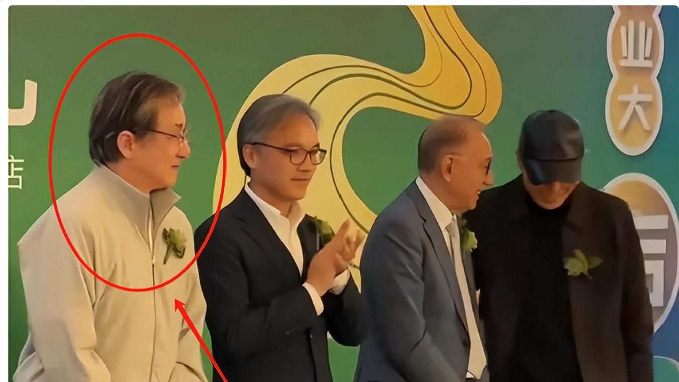 北京这夜，被“挤到靠边站”的成龙，让人看到了娱乐圈的人情冷暖