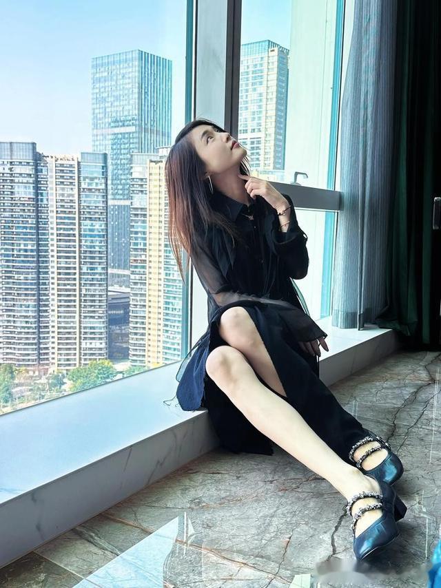 撞脸吴倩、搭档靳东、成毅不温不火，如今搭档欧豪终于火了