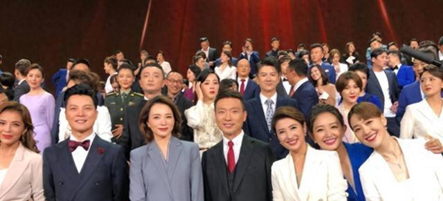 他是央视知名主持人,31岁因一句话离央视赴美国,如今50岁怎样了