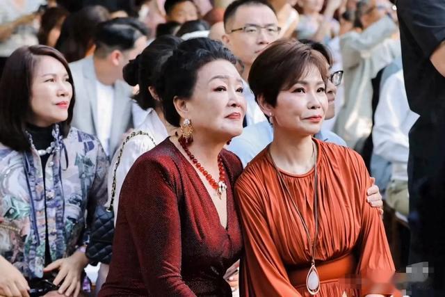 马筱梅的妈妈和张兰都好有气质，两位母亲一起见证儿女的幸福时刻