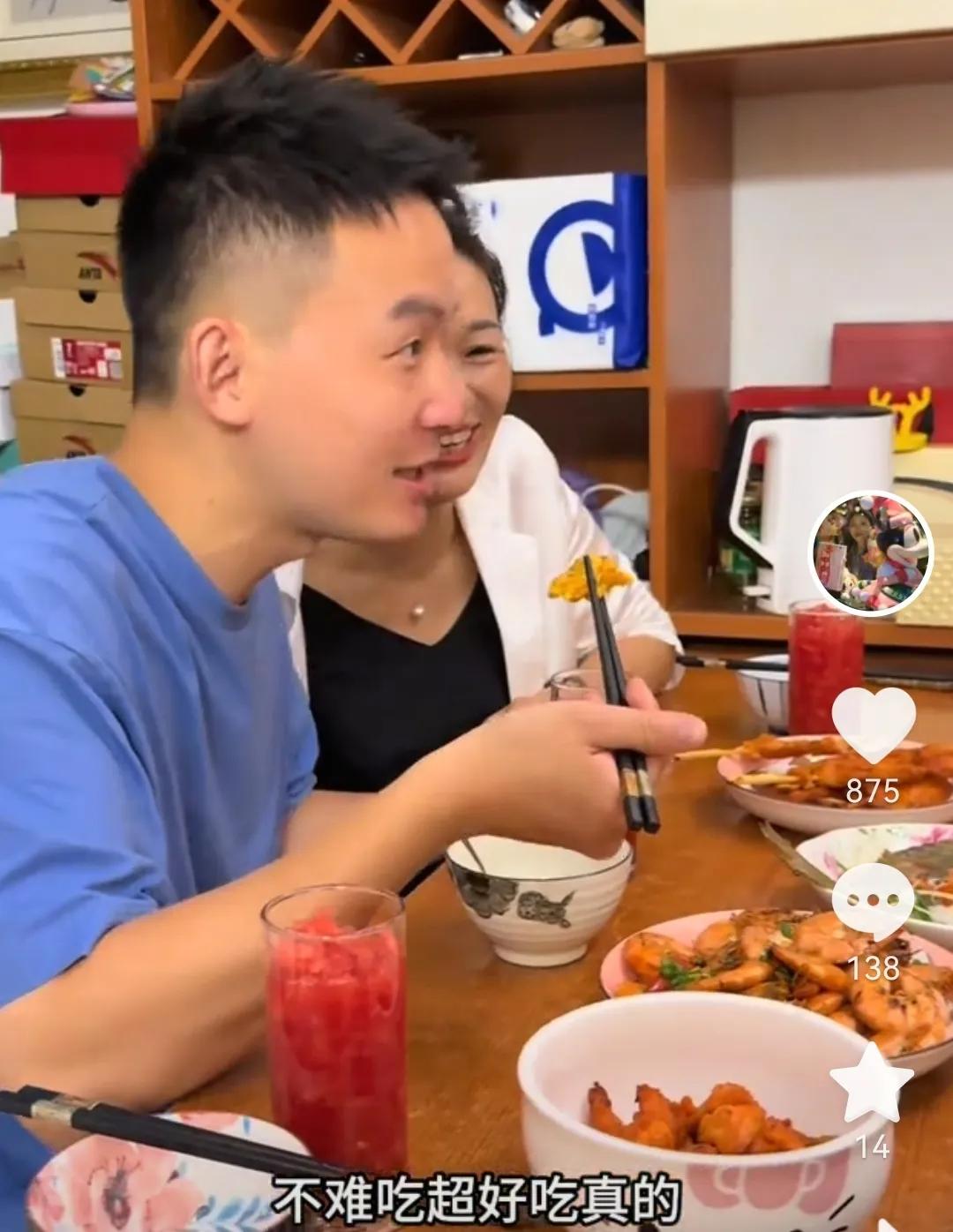 果然不出所料,谢浩男回来的第一顿饭是在许妈家,谢岳不敢多说话