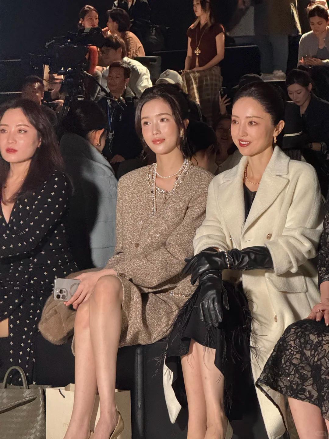 上海时装周，褶子多脸僵又肿、戴假发的董璇，被整容脸网红抢了镜