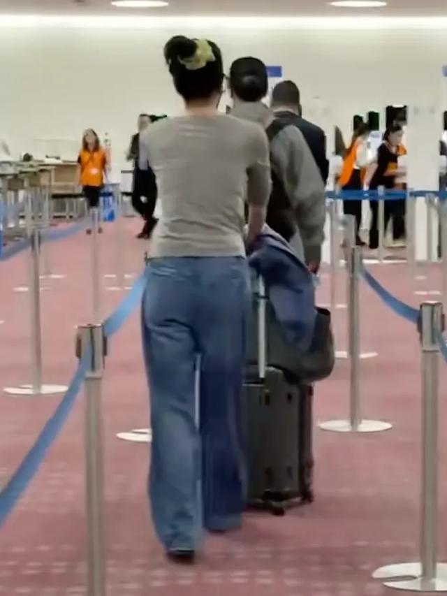 王菲谢霆锋520甜蜜出游，两人穿情侣装撒狗粮，互动恩爱好幸福