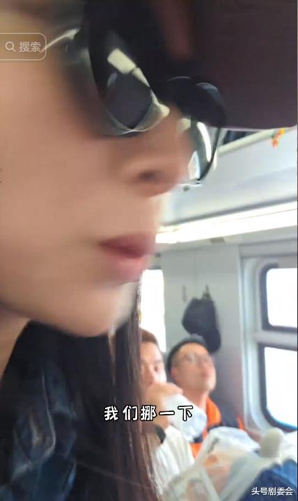 江一燕回大理只抢到站票，占别人位置被撵走，直接坐地上太接地气