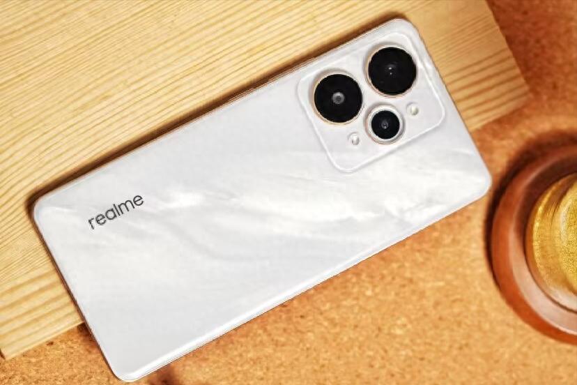 144HZ高刷+5000萬三攝+7000mAh+IP69防水，真我展現高性價比