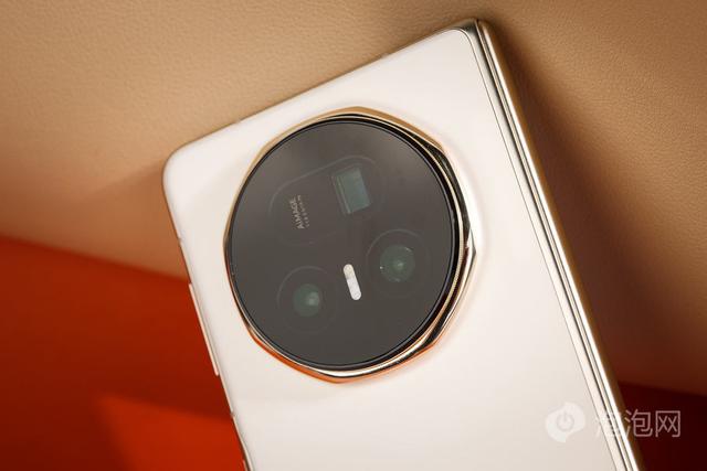 轻薄、性能全都要的“V5霸气”！荣耀Magic V5用实力诠释折叠机皇不做妥协