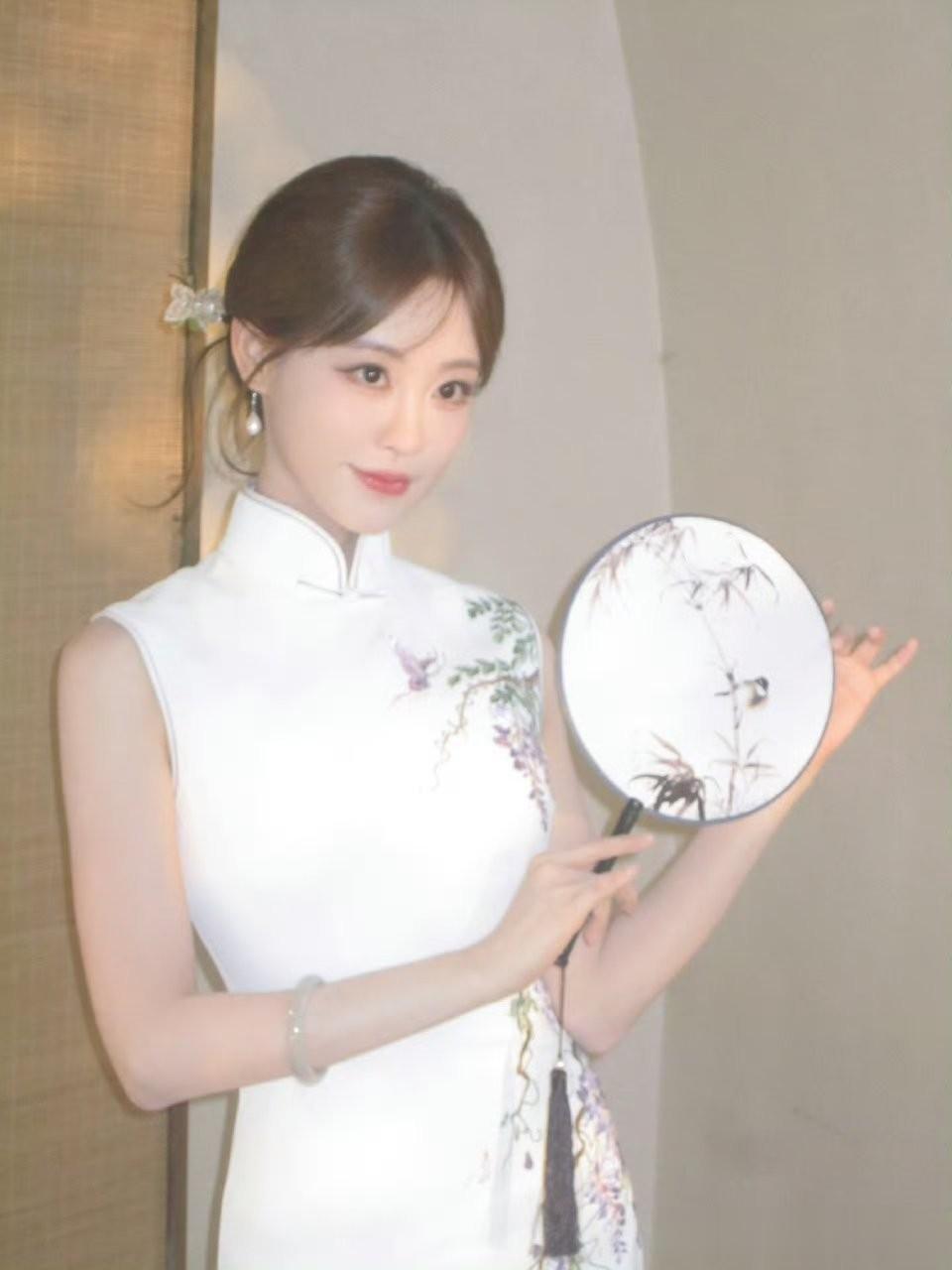 祝绪丹穿白色旗袍,古典雅致美如画中仙!