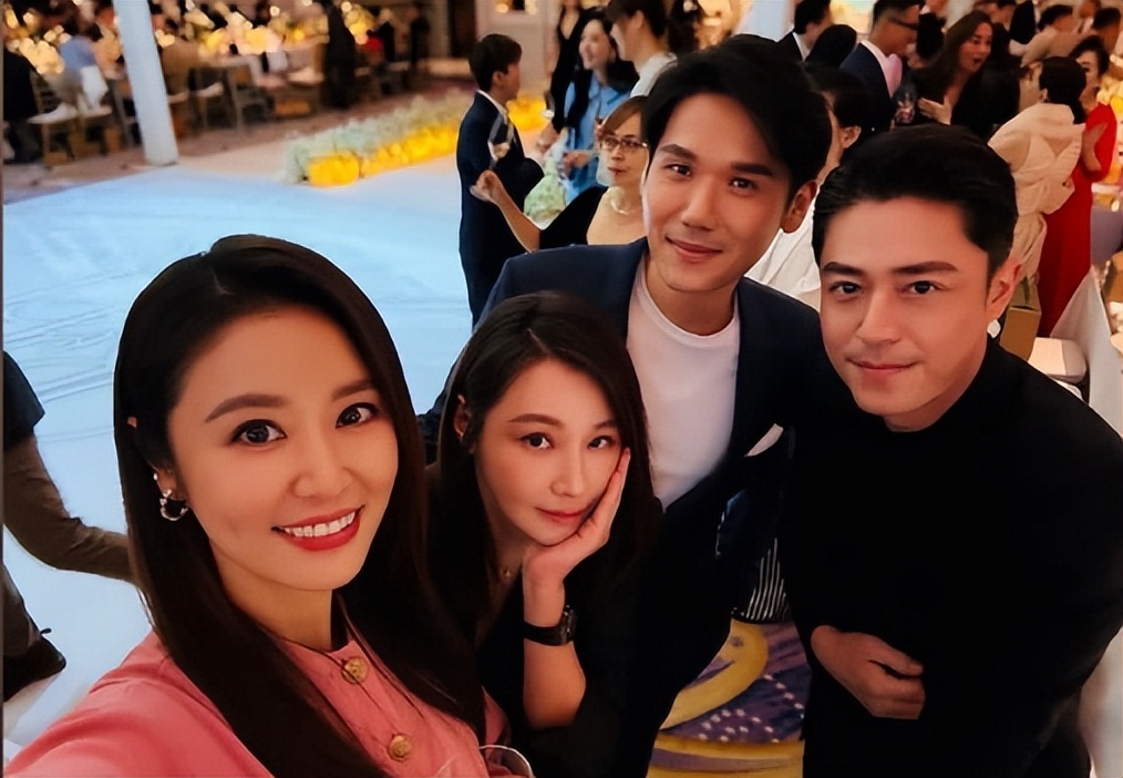 李靓蕾现身好友婚礼!四处搭讪大嘴吓人,深V开到腰抢尽新娘风头