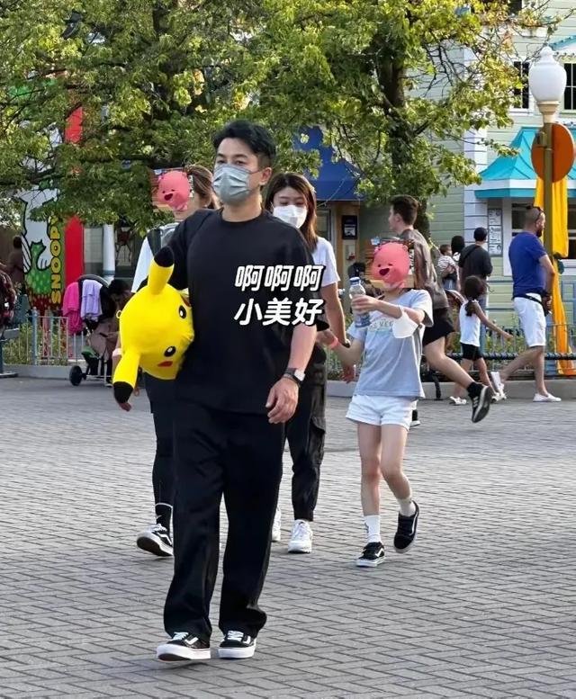 38岁杨幂素颜赶路香港!踩8000元鞋当拖鞋,只为见女儿小糯米