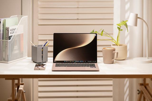 榮耀MagicBook Art 14圖賞：“1000g+1cm”的絕美輕薄本