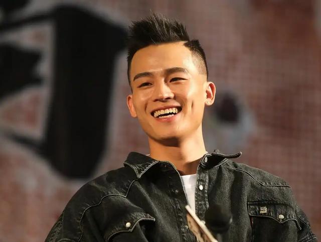 央视力挺！没想到32岁的欧豪，已悄悄走上“伯乐”谢霆锋的老路