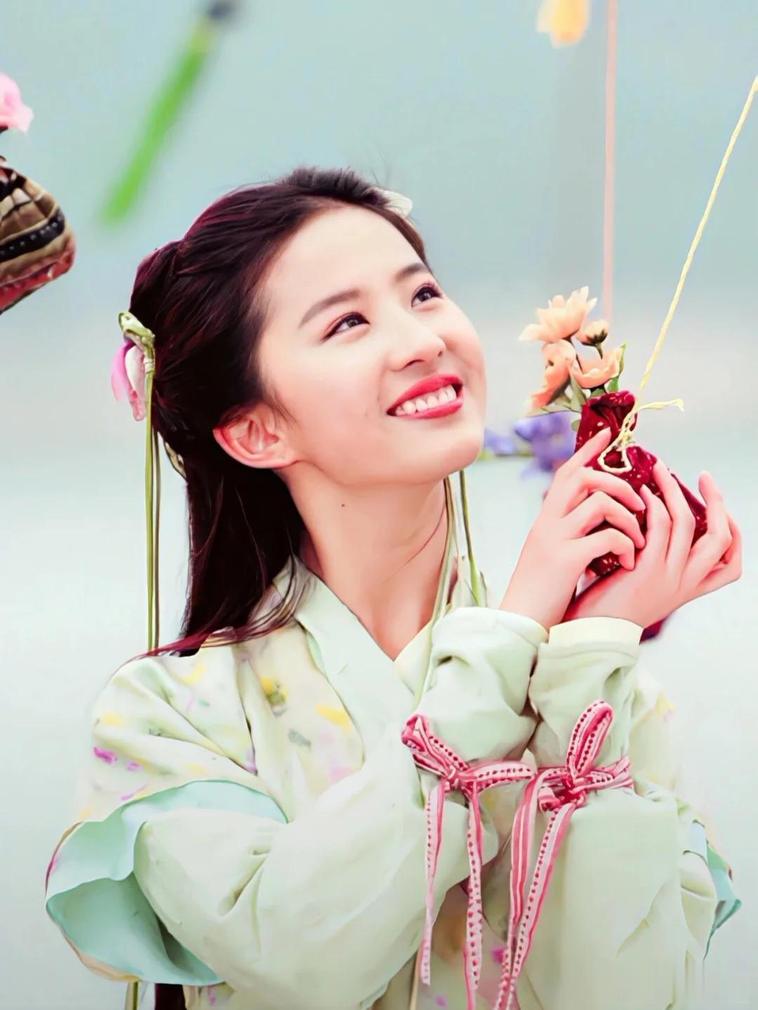 刘亦菲LV购物被偶遇！腰臀丰腴不少变性感，长发及腰气质似大学生