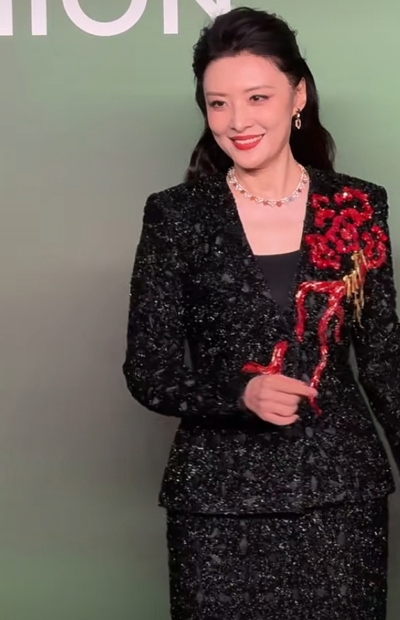 周涛亮相时尚活动,黑裙红饰配优雅卷发,气质华贵又漂亮