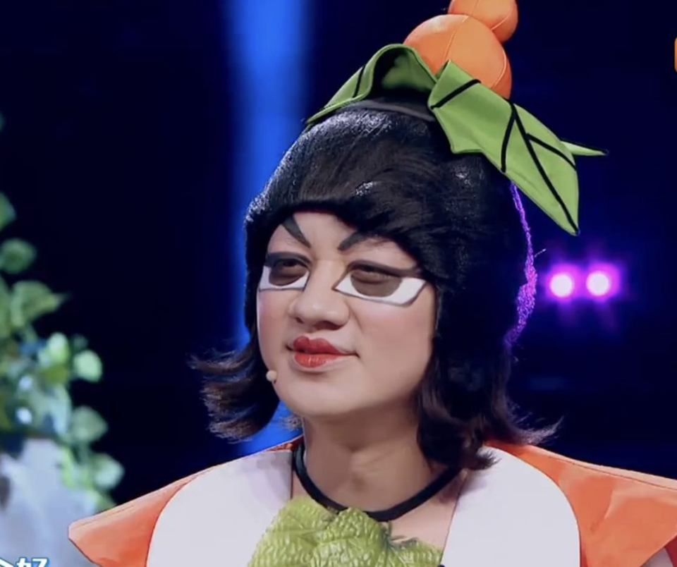 王祖蓝妹妹大婚，手上四个金镯一个比一个大，曾获哥哥豪送近千万房产