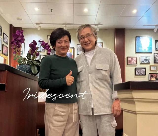 71岁成龙现身美国!满脸皱纹头发花白,脚上穿洞洞鞋太抢镜