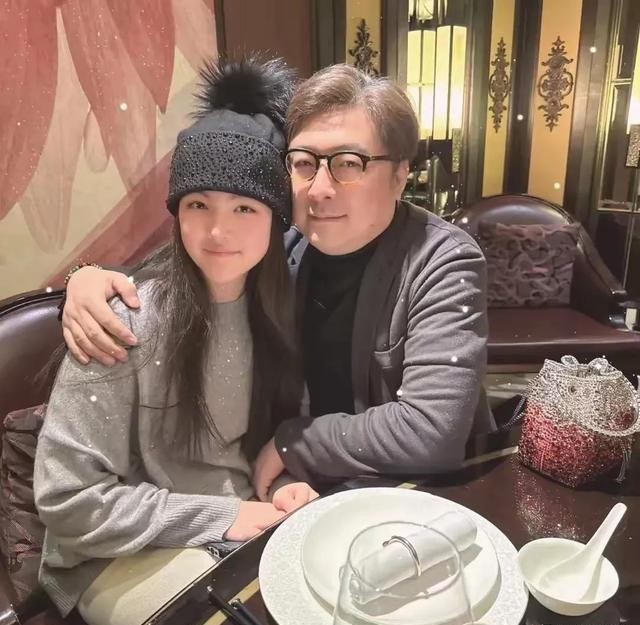 王诗龄回国后在宴会上惊艳到大家！真成财阀千金了，骨子里的优雅