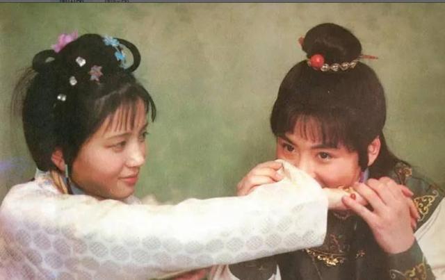 不拍吻戏、不嫁豪门,30岁演妈妈,如今59岁仍风采依旧