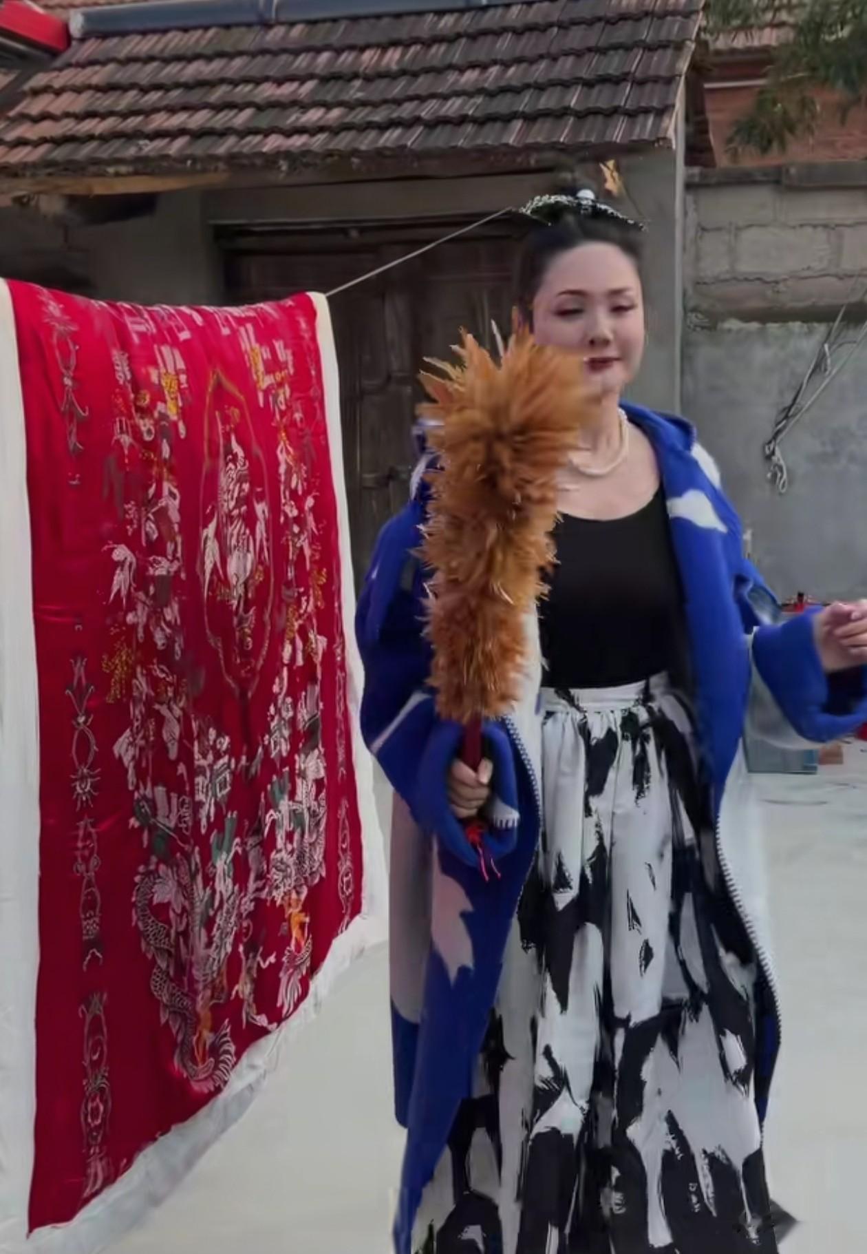 48岁程莉莎分享回村日常！大衣+半身裙，美得像28，干活好接地气