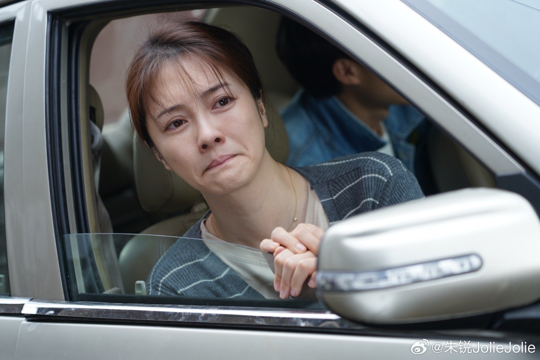 女演员自曝被粉丝跟踪超6年，找到其住所后还应聘小区保安