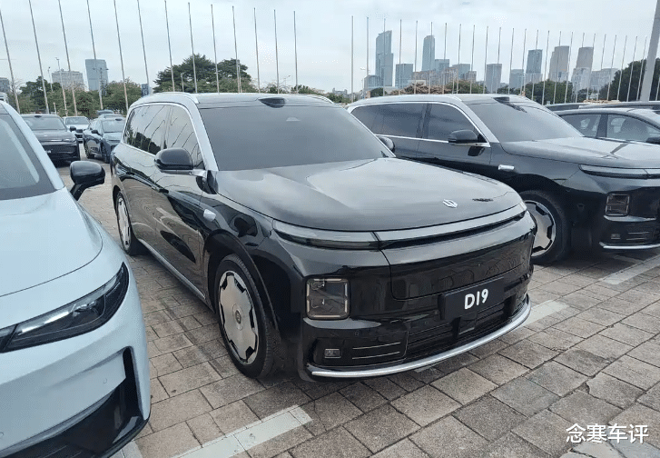 零跑D19配二排零重力,躺平120度带冰箱和制氧机,轴距3米1大6座