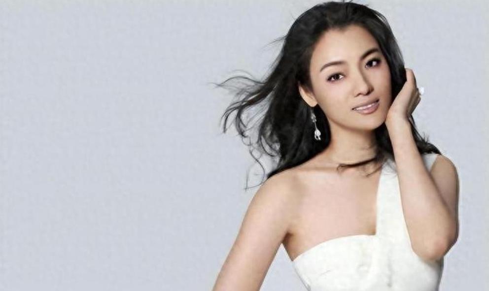 民歌天后陈思思50岁焕发光彩,事业家庭双丰收