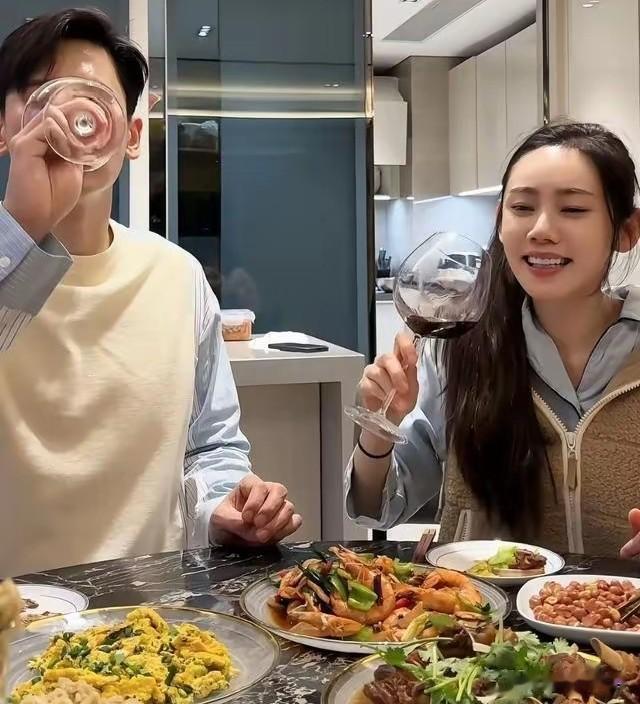 秋瓷炫拍戏回家，获公公8菜接风，一句“女儿”把跨国亲情焊死！