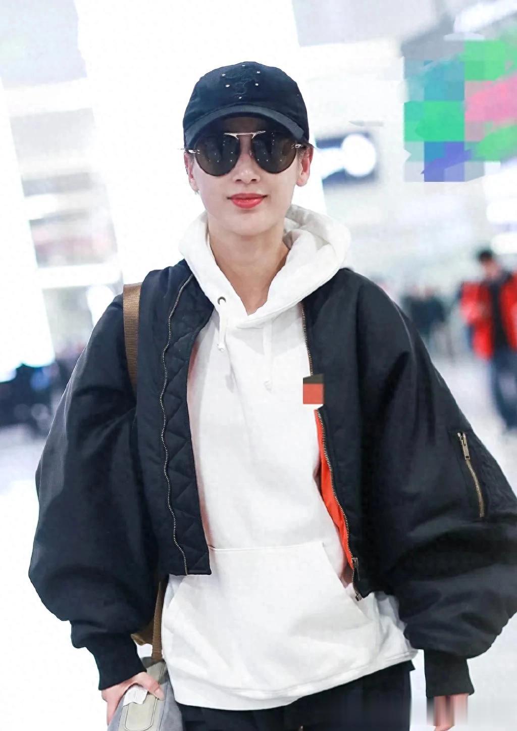 黄圣依离婚后状态越发年轻！穿廓形夹克白色卫衣，时髦洋气又减龄