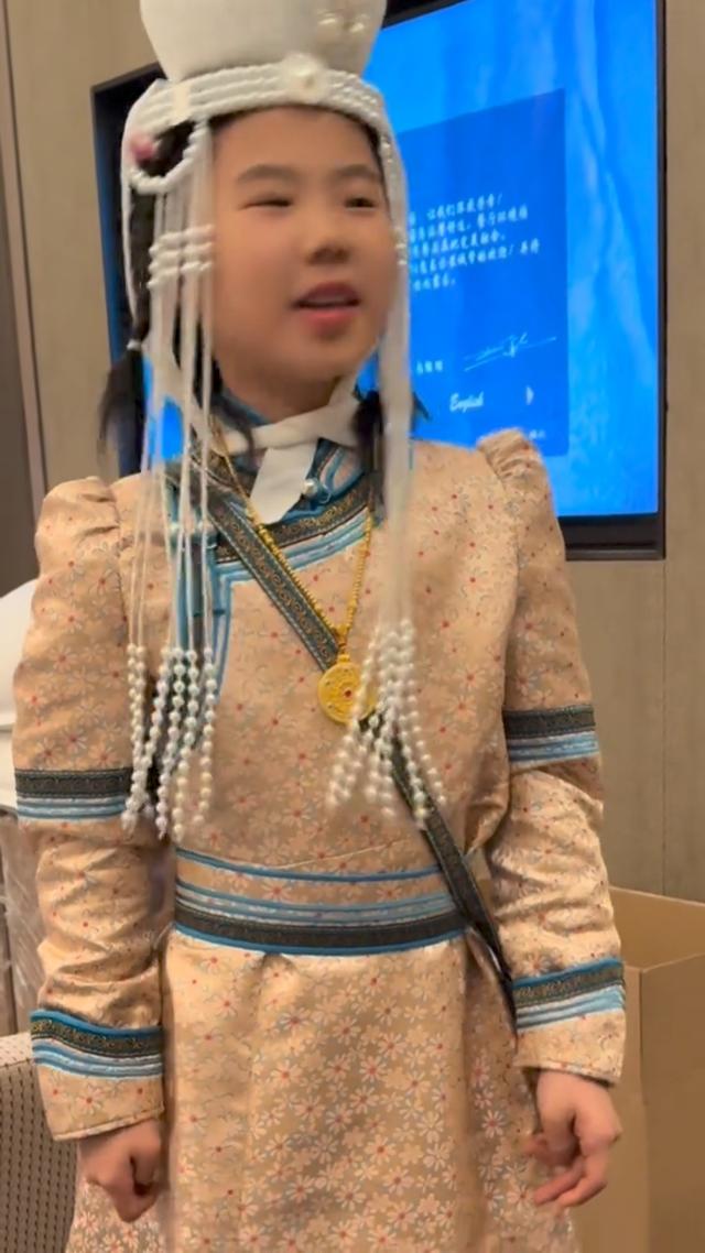 王楠9岁女儿生日戴5万金链！满族公主造型惊艳，王楠老公笑出鹅叫