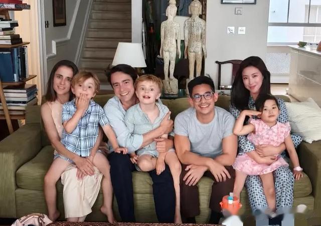 朱珠更新和女儿日常,母女俩共用一张脸,孩子穿搭接地气还爬树玩