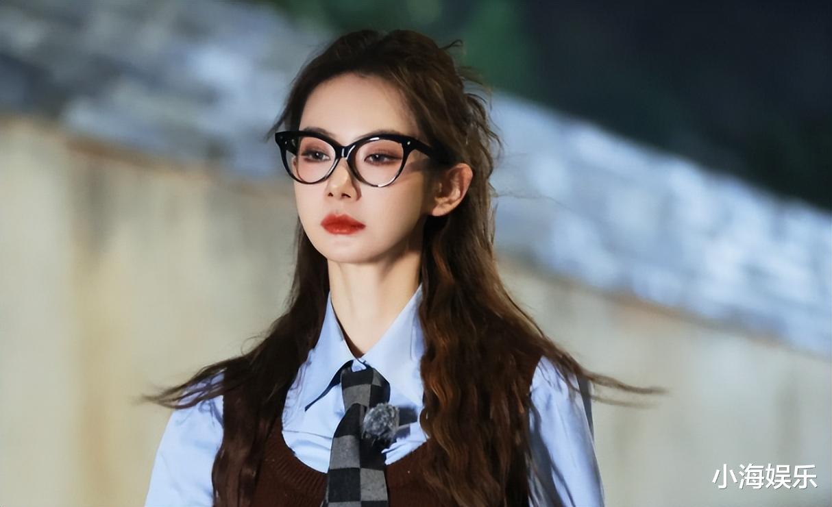 戚薇现身北大考试,分数曝光挤进前十,两年学费吓退打工人