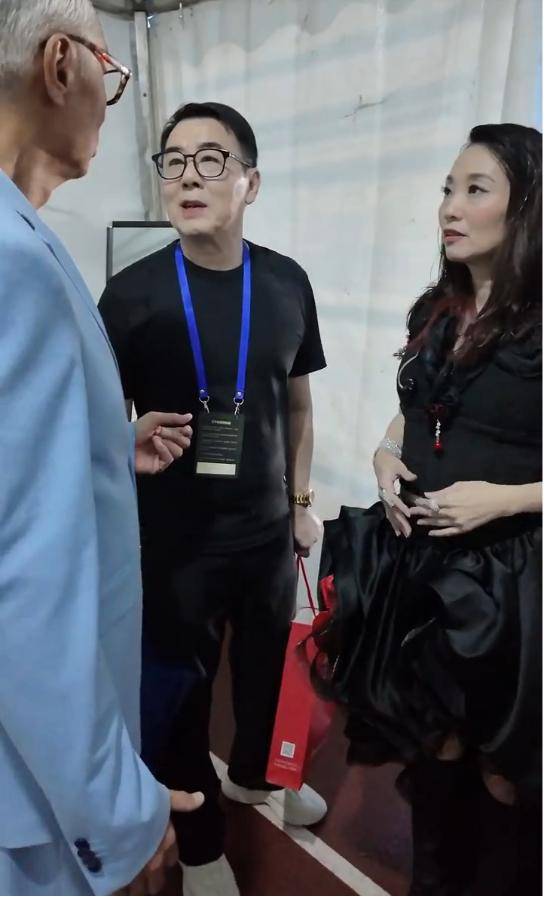 香港知名男星近照眼小口歪、表情僵硬