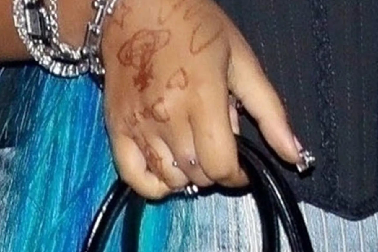 12岁小西北在整自己上越走越远，镶钻牙套上下各种穿孔贴文身？