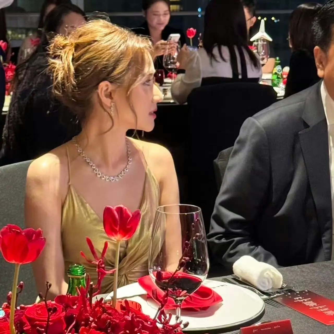 何超莲晚宴近照，本人又美又瘦状态也太绝了，真正的豪门千金啊！