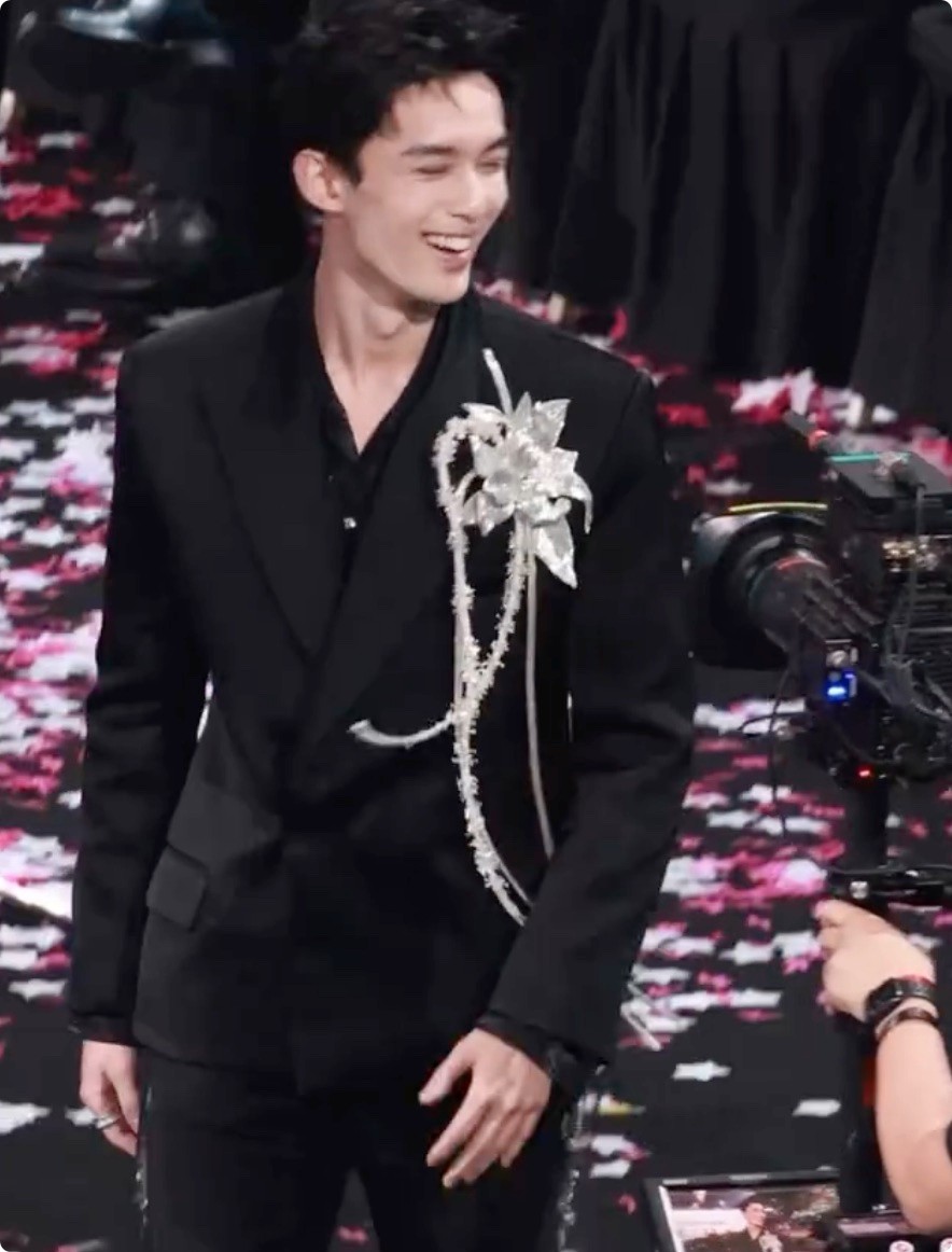 星光大赏颁奖夜，却成了人情照妖镜，红的人身边果然都是“好人”