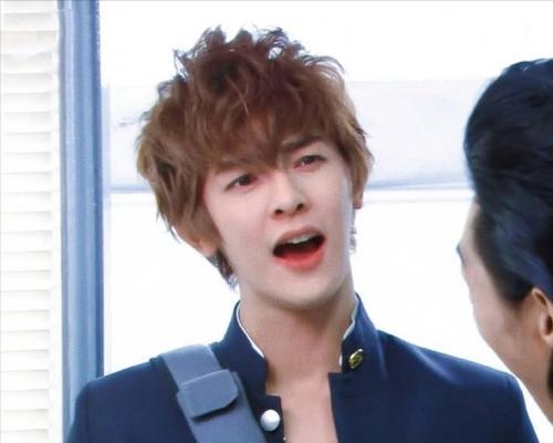 44岁“汪大东”颜值下跌，生图显老胡茬明显，牙齿不齐帅感全无