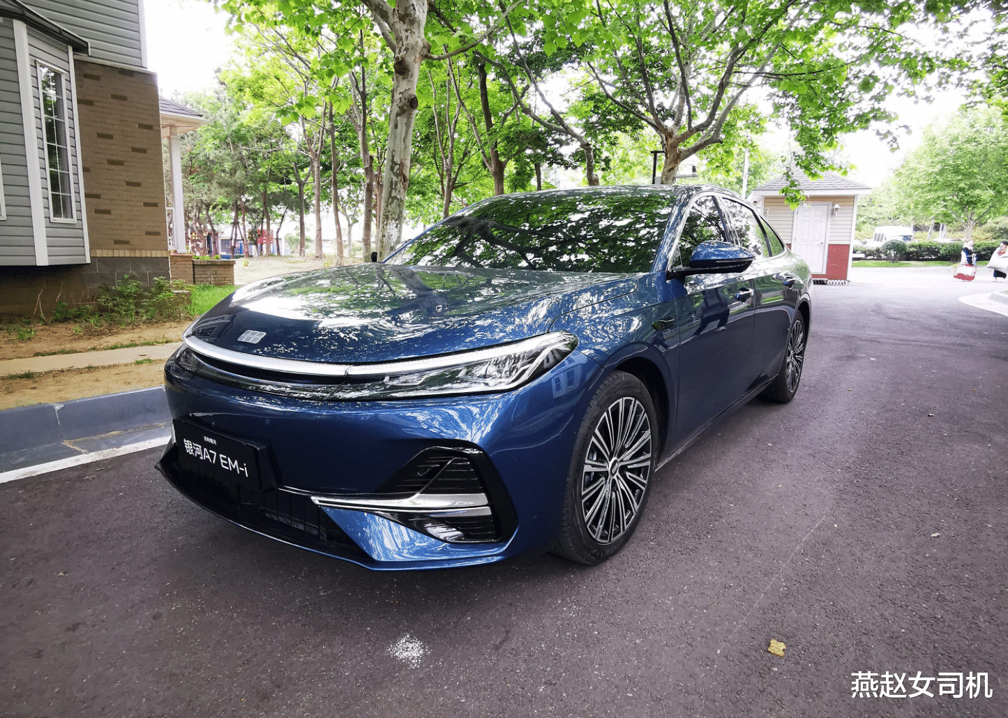 吉利银河A7实车现身，大过秦L+电子怀挡，油耗2L级/续航超2100km