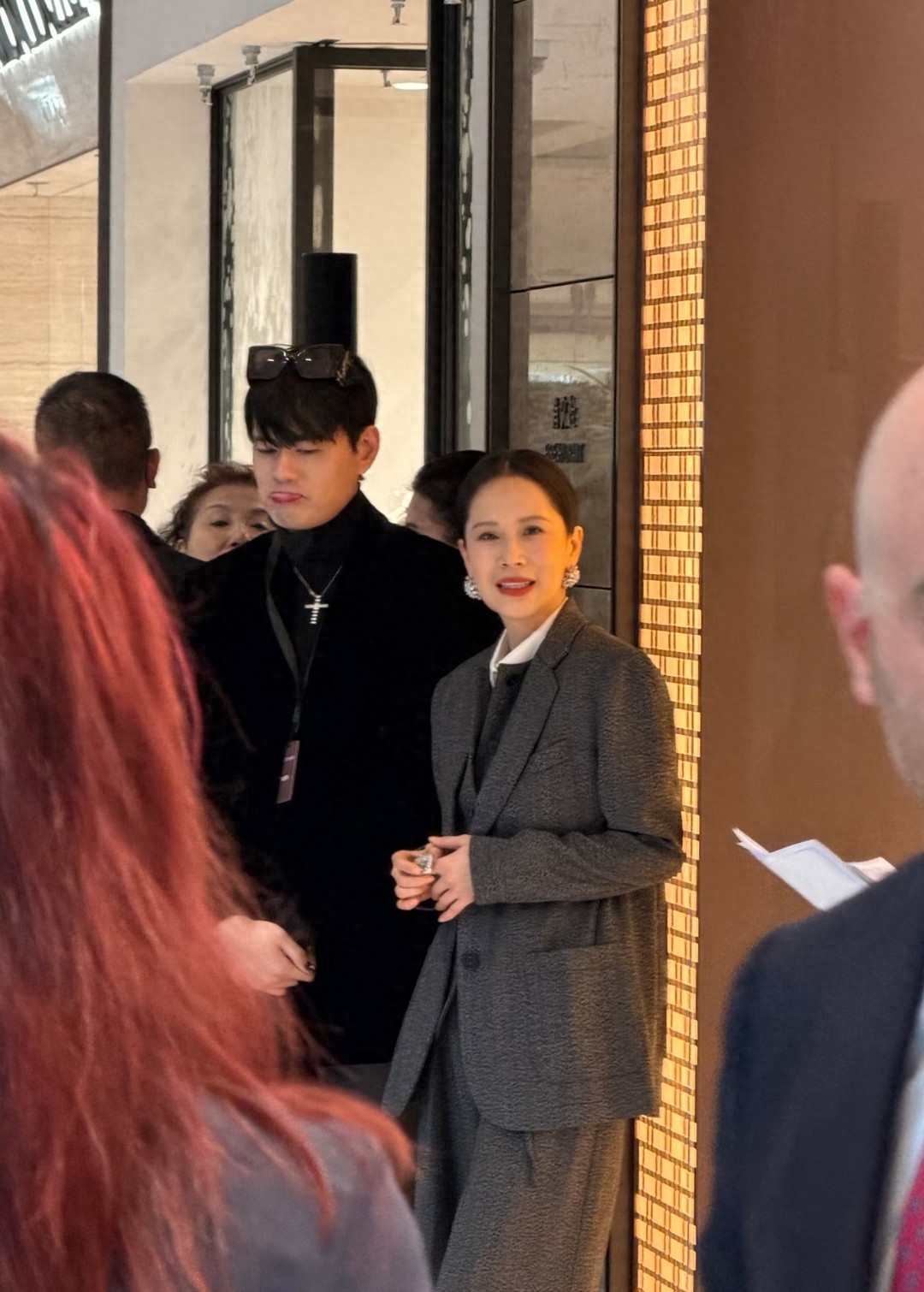 海清元旦在家请客包饺子，北京豪宅装修大气，她戴围裙熟练擀饺皮